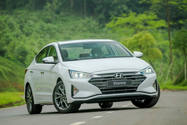 Hyundai Elantra giảm tới 60 triệu đồng, "xả hàng" đón bản mới?