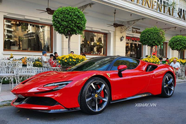 Ferrari SF90 Stradale hơn 30 tỷ xuống phố Sài thành đầu xuân