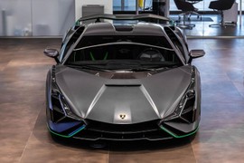 Bạn thân Hoàng Kim Khánh “nhá hàng” Lamborghini Sian hơn 76 tỷ đồng