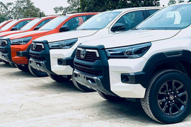 Khách mua Toyota Hilux tại Việt Nam phải chờ đến giữa năm 2022 