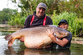 Cậu bé 11 tuổi lập kỷ lục thế giới nhờ câu cá chép nặng 43,5kg