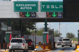 Xe ôtô điện Tesla có làn đường chạy riêng ở biên giới Mỹ - Mexico