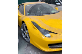 Ferrari 458 Italia tiền tỷ tại Hà Nội bị "bỏ rơi" phủ bụi dày đặc?