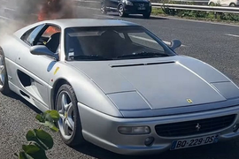 Ferrari F355 hàng hiếm dang lăn bánh bất ngờ bốc cháy ngùn ngụt 