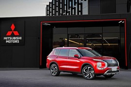 Mitsubishi Outlander PHEV 2023 chạy 61km không mất 1 giọt xăng