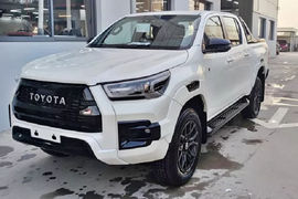 Toyota Hilux GR Sport độc nhất Việt Nam chào bán hơn 1 tỷ đồng