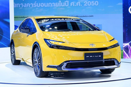 Toyota Prius hybrid 2023 "uống xăng như ngửi" chào hàng Đông Nam Á