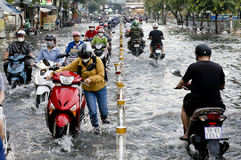 Sau cơn mưa chiều, nhiều tuyến phố ở TP HCM ngập nặng 