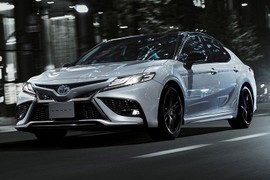 Tốn gần 4,5 tỷ đồng để sở hữu Toyota Camry Hybrid vì lý do này