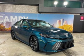 Toyota Camry 2025 "lột xác", chỉ dùng động cơ hybrid tiết kiệm xăng