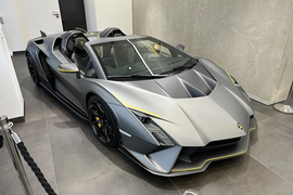 Ngắm siêu xe hàng thửa Lamborghini Autentica "bằng xương, bằng thịt"