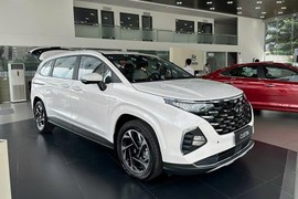 Hyundai Custin giảm giá 50 triệu đồng, đua doanh số Toyota Innova Cross