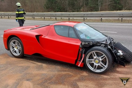 Ferrari Enzo nát đầu do nhân viên đại lý lái thử gây tai nạn