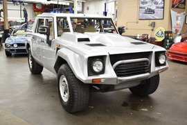 Lamborghini LM002 của Quốc vương Brunei thay lốp giá 1,35 tỷ đồng