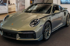 Manufaktur ra mắt Porsche 911 Turbo S sơn “Urban Bamboo” siêu đắt 