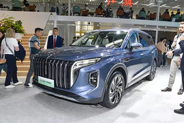 Cận cảnh Hồng Kỳ HS7 PHEV "uống xăng như ngửi" chỉ 5,9 lít/100 km