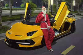 Ông già Noel Việt "cưỡi bò" Lamborghini Aventador bạc tỷ phát quà