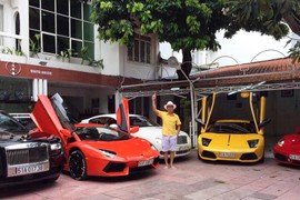 Lamborghini Aventador của đại gia U70 bị bất tỉnh trên xe có gì?