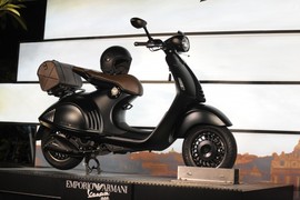 “Siêu xe tay ga” Vespa 946 Armani hơn 300 triệu tại SG