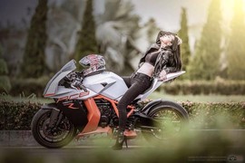 Nữ biker "đốt mắt" dân chơi bên siêu môtô KTM RC8