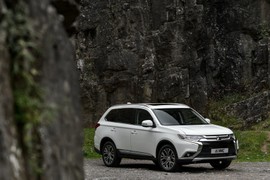 Mitsubishi Outlander phiên bản 2017 máy dầu giá 700 triệu