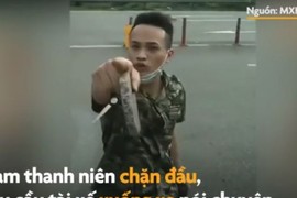 Video: Côn đồ chặn đường, cầm đá ném vỡ kính xe tải làm bị thương tài xế