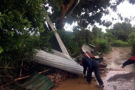 Dông lốc ở Hòa Bình, 1 phụ nữ bị tôn bay vào đầu tử vong