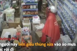 Video: Người phụ nữ lấy trộm thùng sữa rồi giấu vào áo mưa