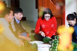 Hoa hậu Đỗ Thị Hà đi chợ quê sắm Tết ngày mưa gió