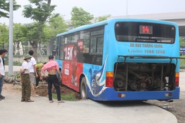 Xe buýt tông chết người đi bộ: Nhân chứng kể phút giây kinh hoàng