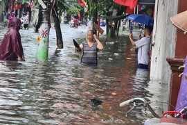 Mưa lớn tại Hải Phòng, nhiều tuyến đường ngập sâu cả mét