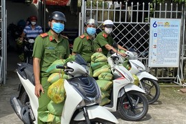 Trung uý công an dầm mưa, dãi nắng giúp dân vượt qua đại dịch