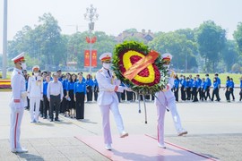 Đoàn Thanh niên Liên hiệp Hội Việt Nam viếng lăng Bác