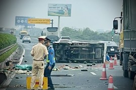 Hà Nội: Tai nạn trên cao tốc, xe chở hoa quả lật giữa đường