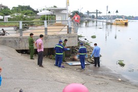 Xác nữ giới bị dìm dưới sông tố tội ác kinh hoàng 