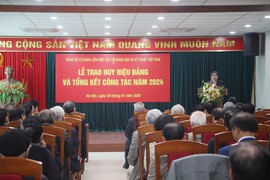 Đảng ủy cơ quan Liên hiệp Hội Việt Nam trao huy hiệu Đảng cho 37 đảng viên