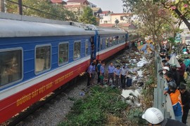 Hà Nội: Xe máy va chạm với tàu hỏa, người đàn ông tử vong