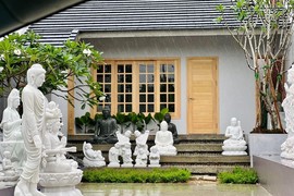 Ngôi nhà chữa lành tâm hồn, decor bằng nhiều tượng phật