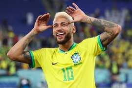 Neymar tổ chức sinh nhật sớm, đăng ảnh cùng bạn gái cũ