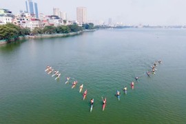 Lướt sóng Hồ Tây đầu hè, trải nghiệm khó tin và tuyệt vời