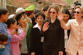 Hình ảnh “người đàn bà thép” Hillary Clinton khi làm mẹ