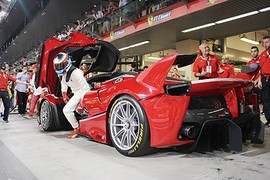 Ngắm tay đua số một thế giới “cưỡi” Ferrari FXX K