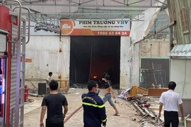 Phim trường tại TP.HCM bốc cháy, nhiều người tháo chạy