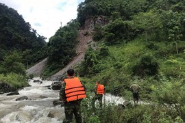 Tìm thấy người bị nước lũ cuốn trôi khi đi ô tô qua đập