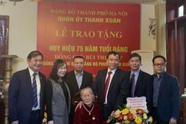 Trao Huy hiệu 75 năm tuổi Đảng cho đảng viên Bùi Thị Thấp