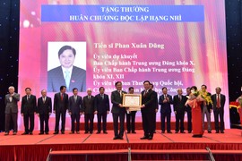 TSKH Phan Xuân Dũng đón nhận Huân chương độc lập hạng Nhì 