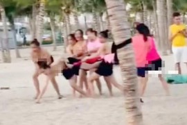 Video nhóm nữ du khách cởi áo chơi teambuilding từ năm 2020