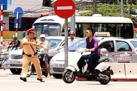 Trường hợp nào cảnh sát được nổ súng vào phương tiện giao thông?