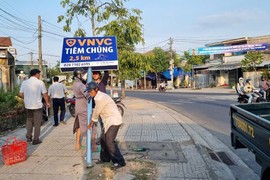 Biển quảng cáo VNVC Tiêm chủng vi phạm Luật Giao thông, phải gỡ bỏ hàng loạt