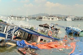 Xót xa tàu du lịch tiền tỷ 'đắm’ trên vịnh Hạ Long